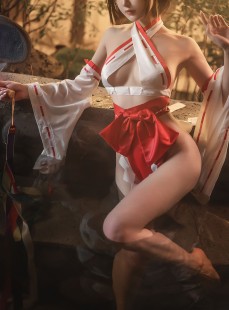  动漫博主阿包也是兔娘 - 温泉巫女