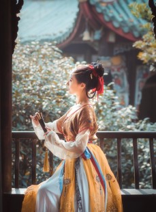 拿相机的执义 - 汉服写真头上金爵钗