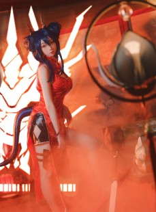 拿相机的执义 -【明日方舟】陈岁红霞