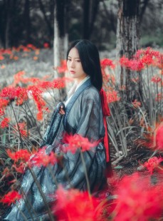 拿相机的执义 - 汉服古风写真彼岸花